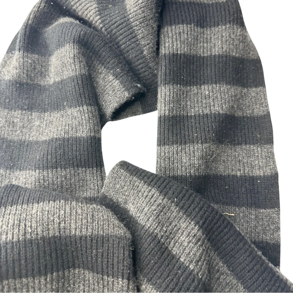 Cashmere Bloomingdales grey and black striped Scarf GUC